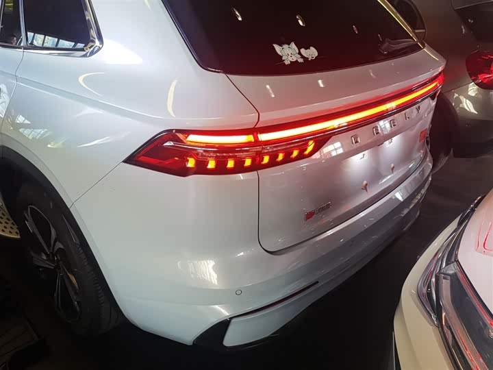 Фото 8 - Geely Monjaro