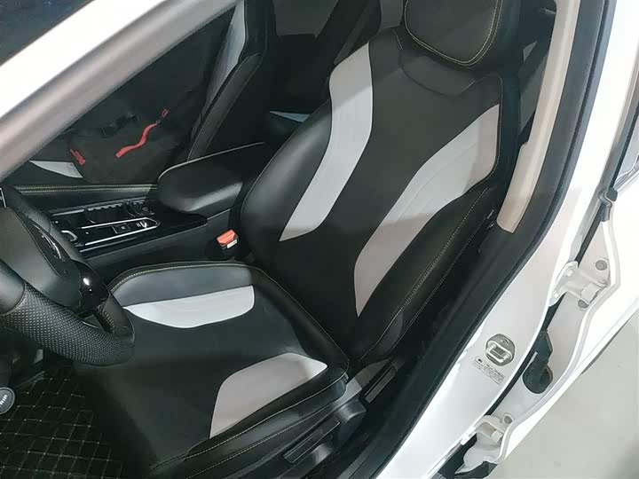 Фото 15 - Geely Coolray