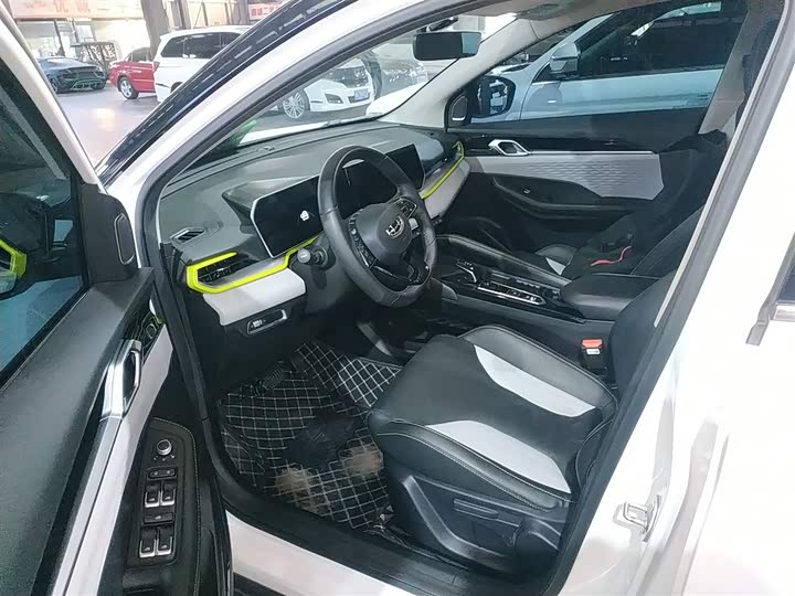 Фото 16 - Geely Coolray