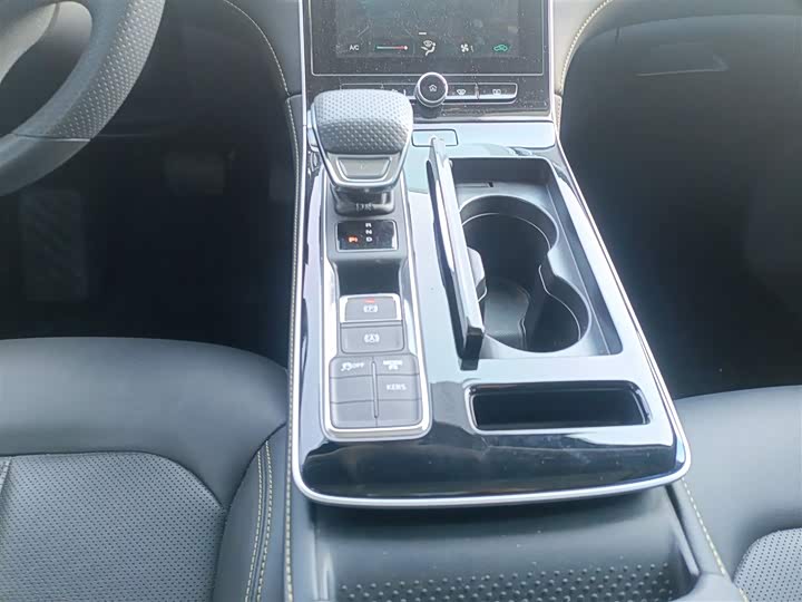 Фото 14 - Roewe i6 Max EV