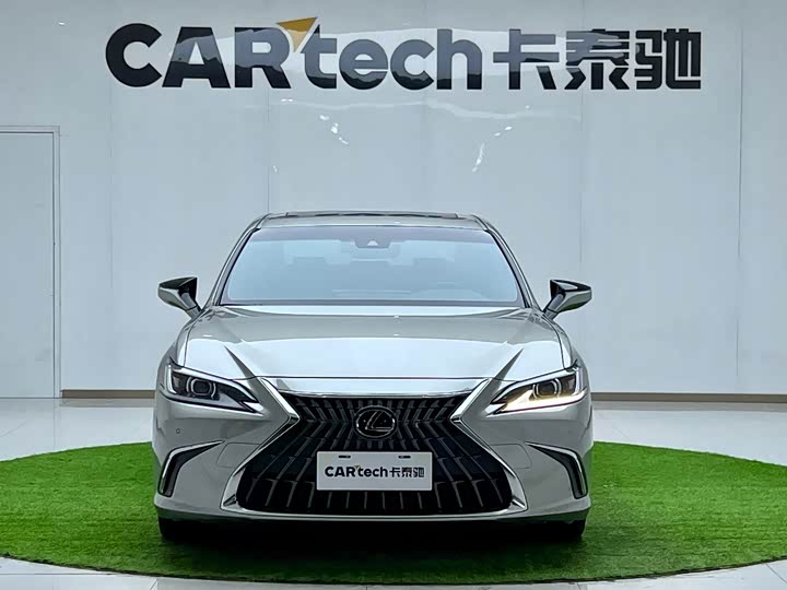 Фото 12 - Lexus ES