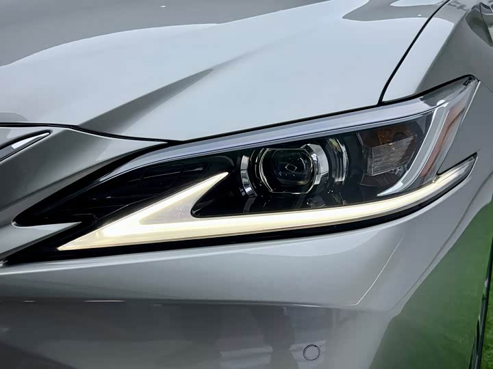 Фото 18 - Lexus ES