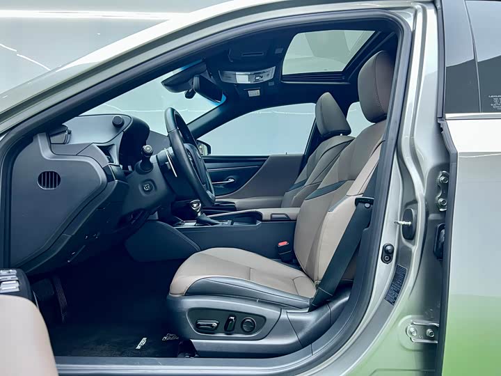 Фото 7 - Lexus ES