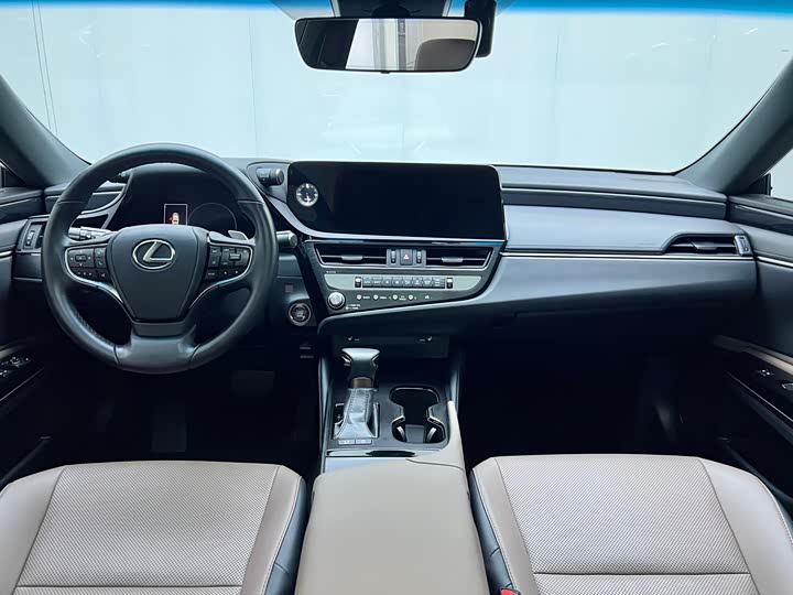 Фото 8 - Lexus ES