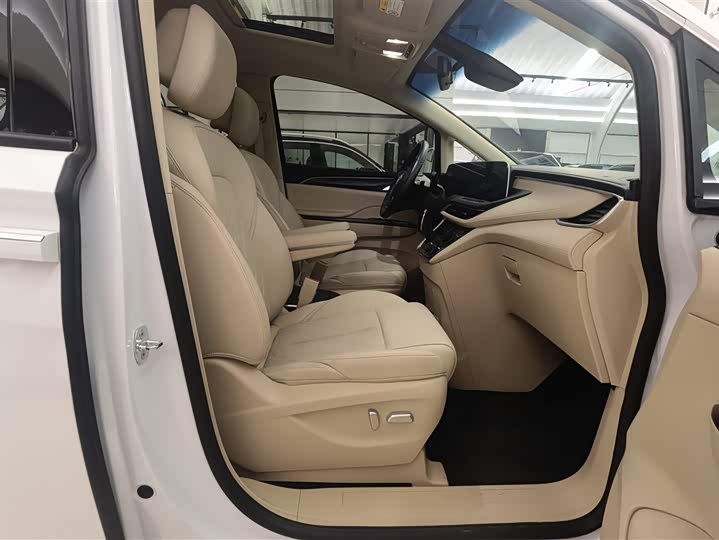 Фото 12 - Buick GL8 ES