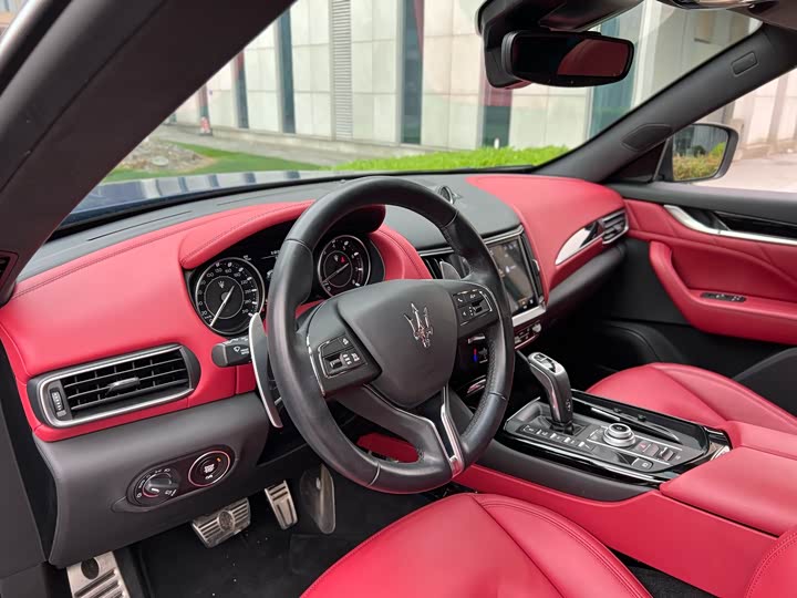 Фото 9 - Maserati Levante