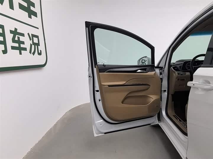 Фото 8 - Buick GL8 ES