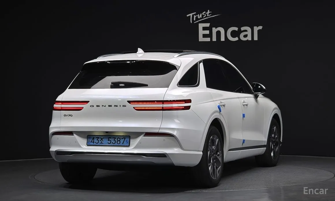 Фото 2 - Genesis GV70