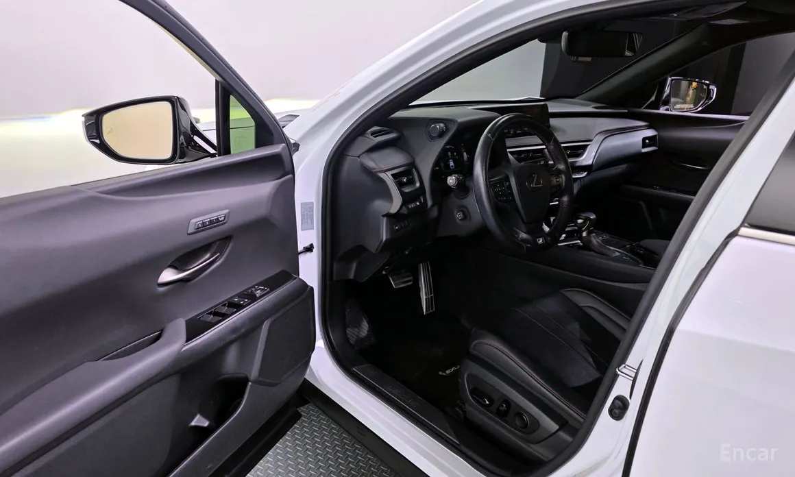 Фото 10 - Lexus UX