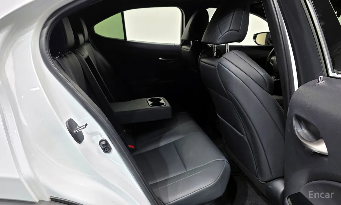 Фото 12 - Lexus UX