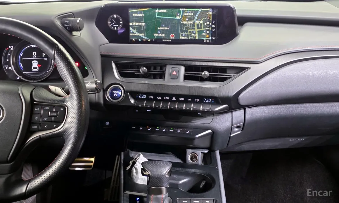 Фото 14 - Lexus UX