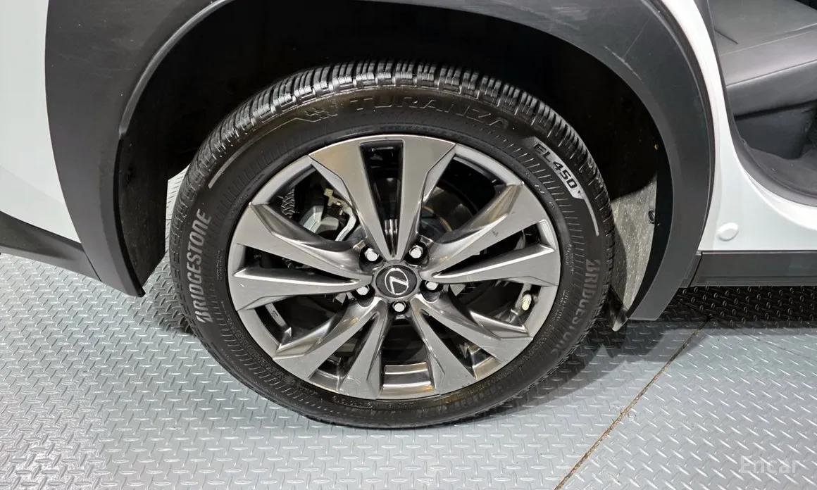 Фото 5 - Lexus UX