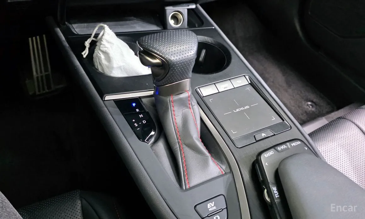 Фото 9 - Lexus UX