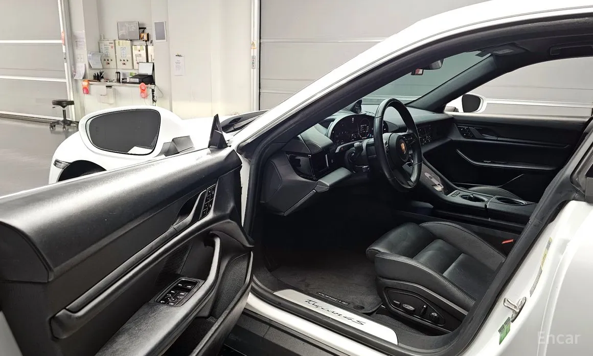 Фото 10 - Porsche Taycan