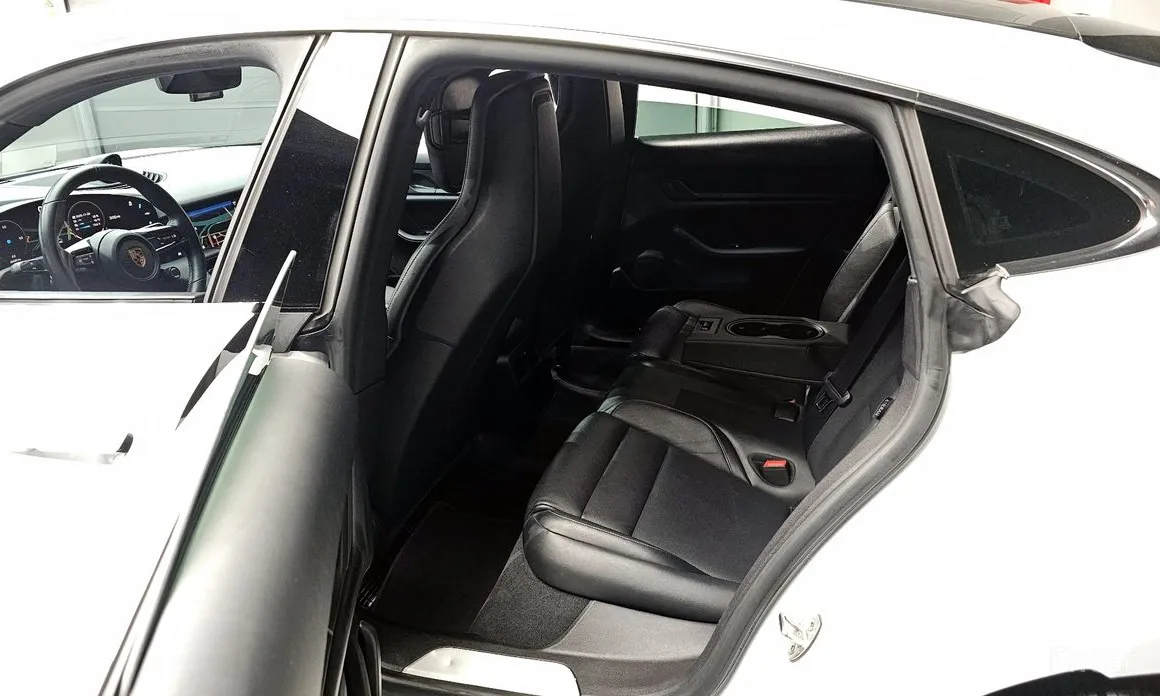 Фото 11 - Porsche Taycan