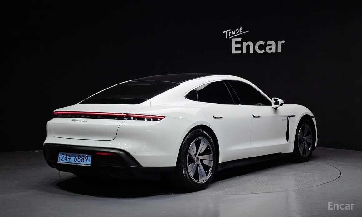 Фото 2 - Porsche Taycan