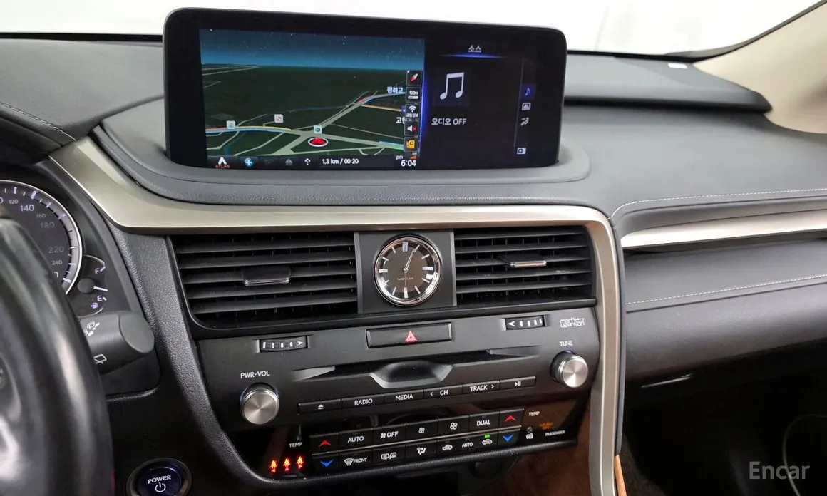 Фото 14 - Lexus RX