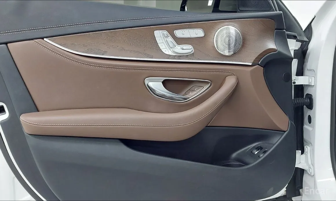 Фото 15 - Mercedes-Benz E-Class