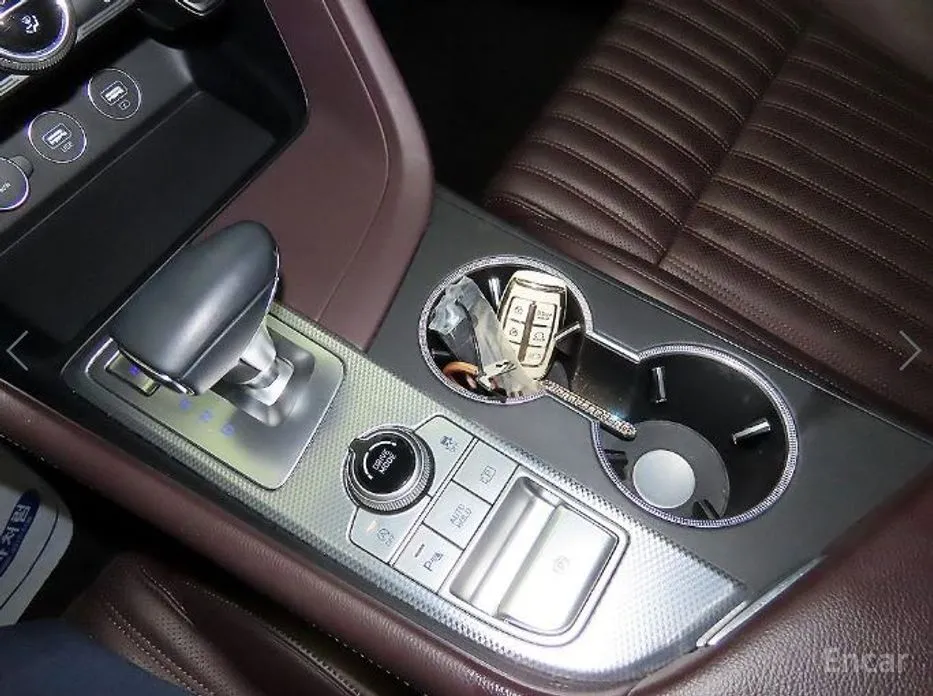 Фото 12 - Genesis G70