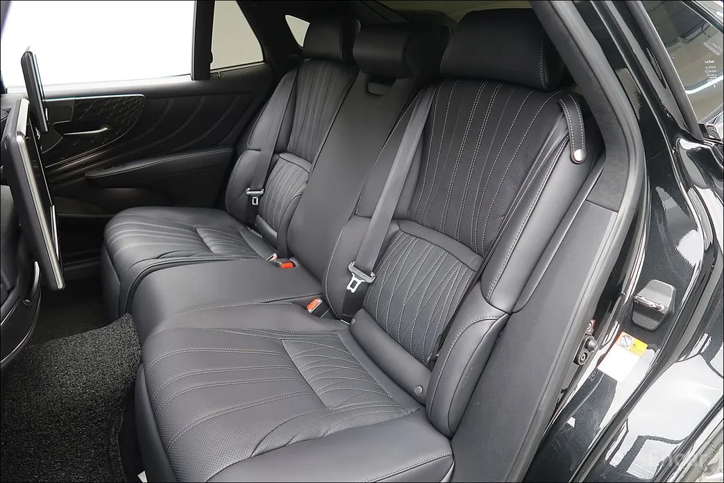 Фото 12 - Lexus LS