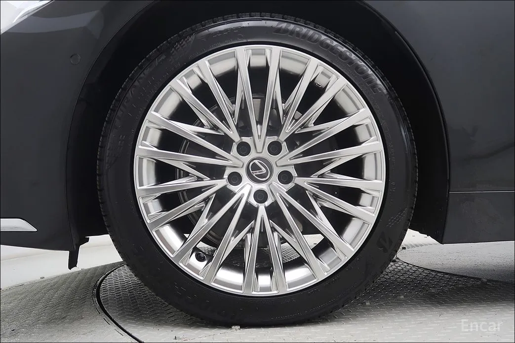 Фото 5 - Lexus LS