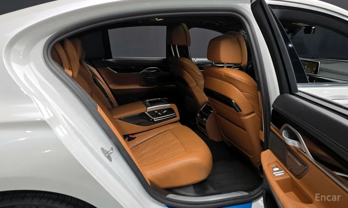 Фото 12 - BMW 7 Series