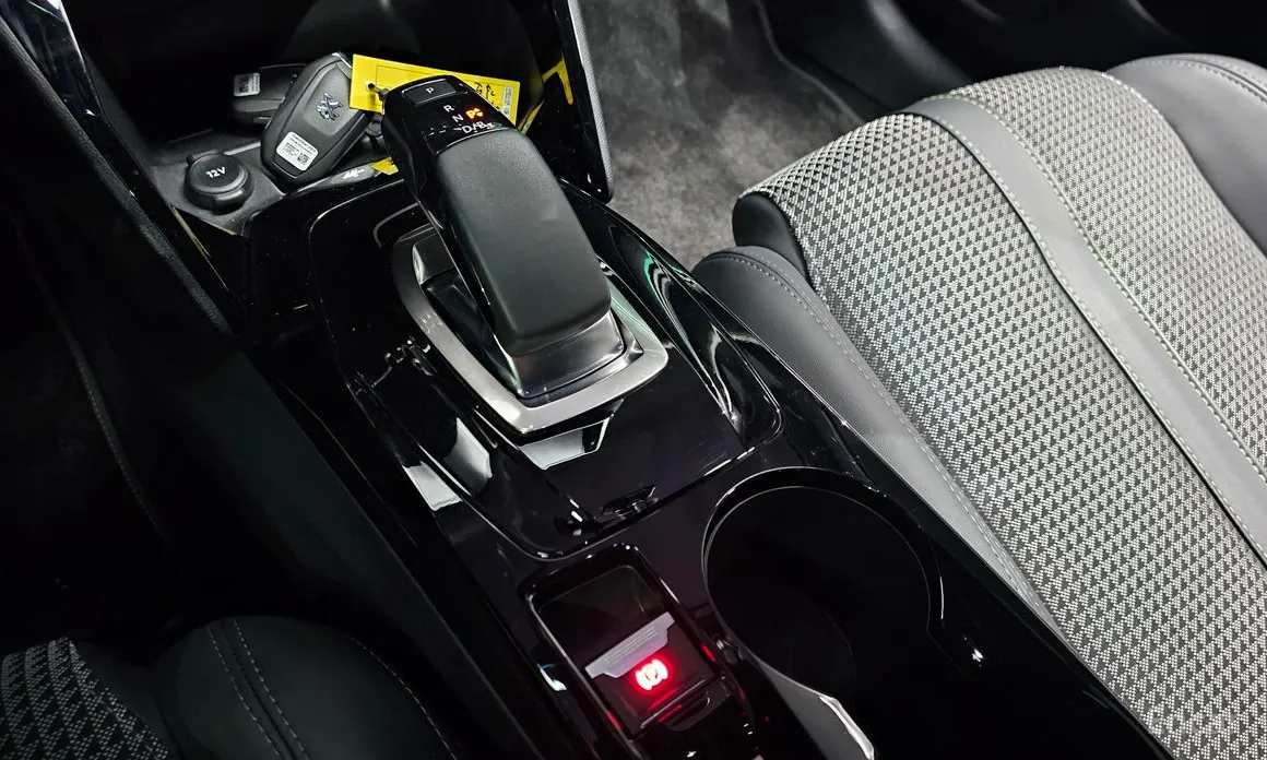 Фото 9 - Peugeot 208