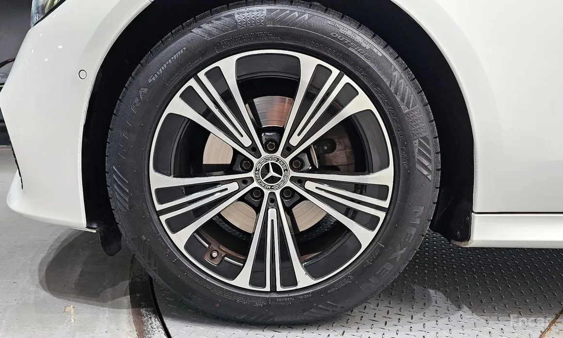 Фото 5 - Mercedes-Benz E-Class