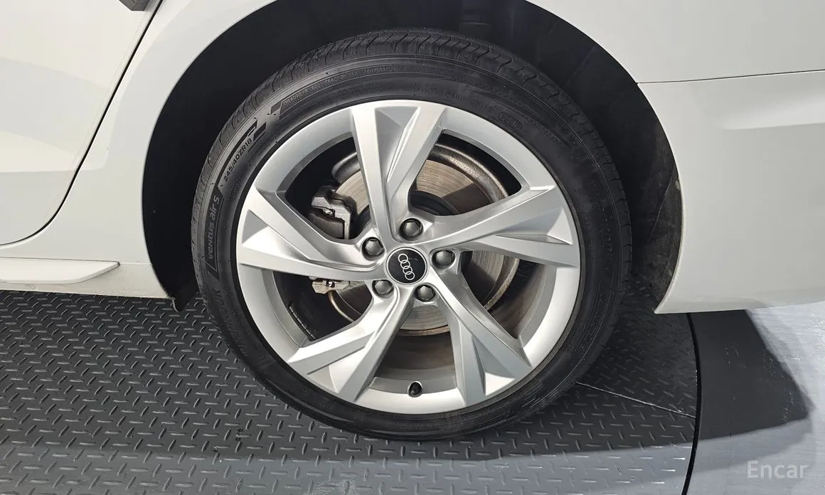 Фото 5 - Audi A4