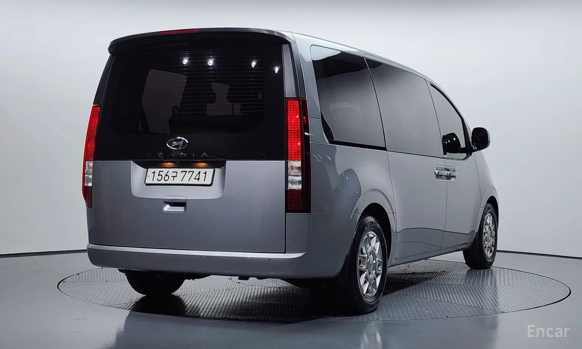 Фото 2 - Hyundai Staria