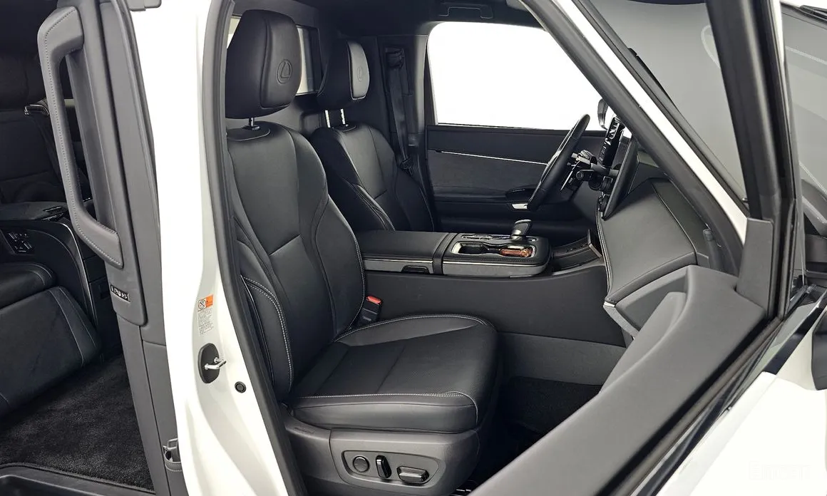 Фото 10 - Lexus LM