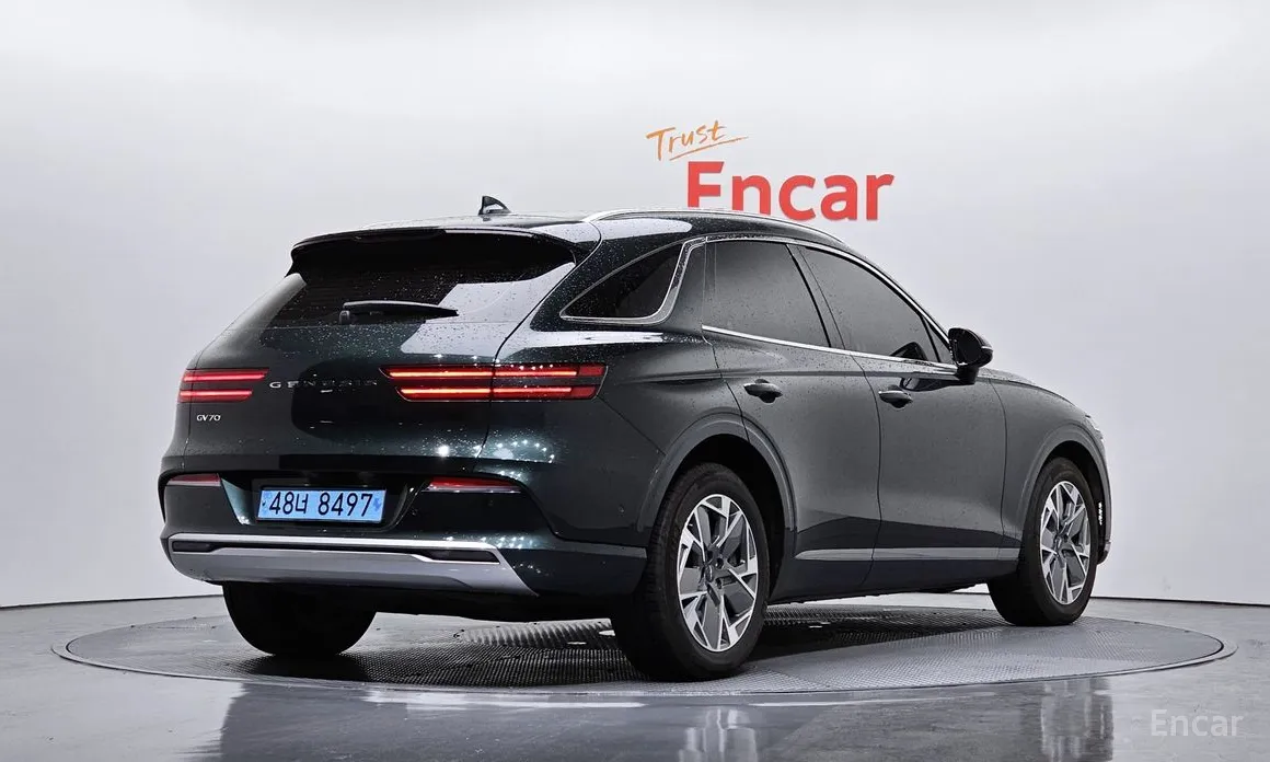 Фото 2 - Genesis GV70