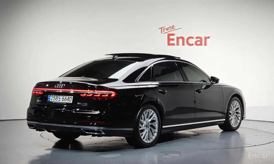 Фото 2 - Audi A8