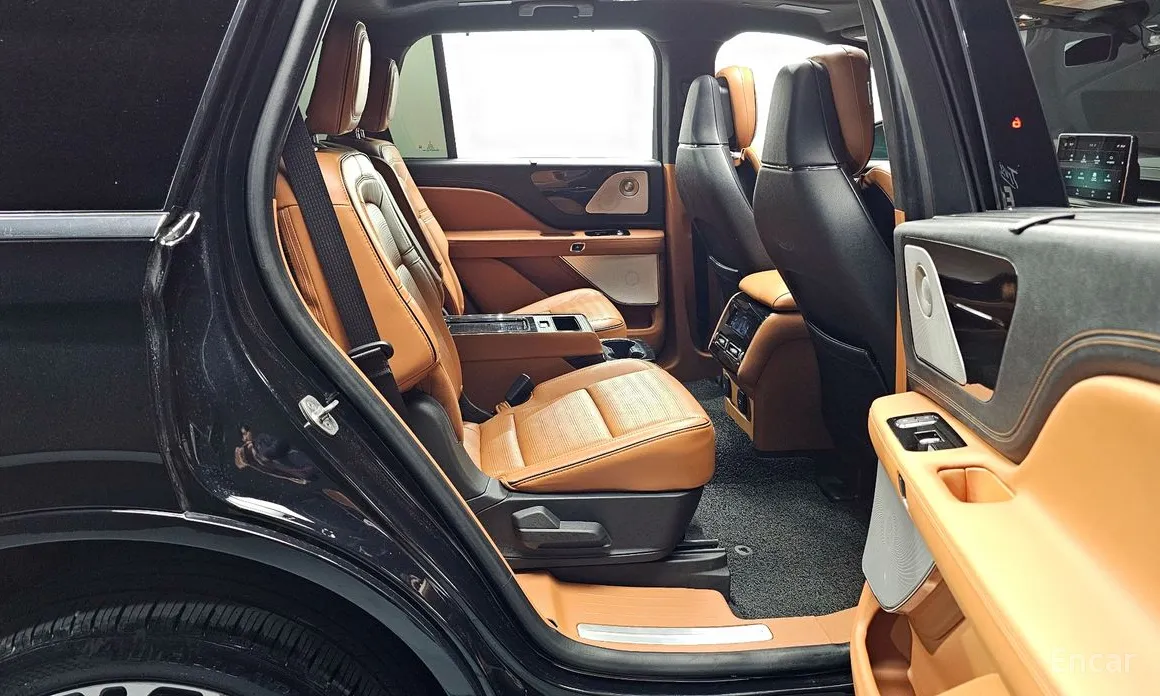 Фото 12 - Lincoln Aviator