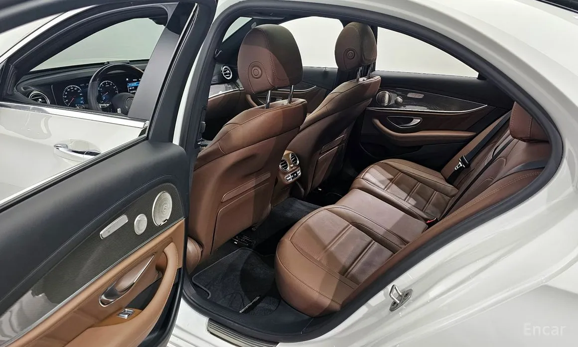 Фото 11 - Mercedes-Benz E-Class