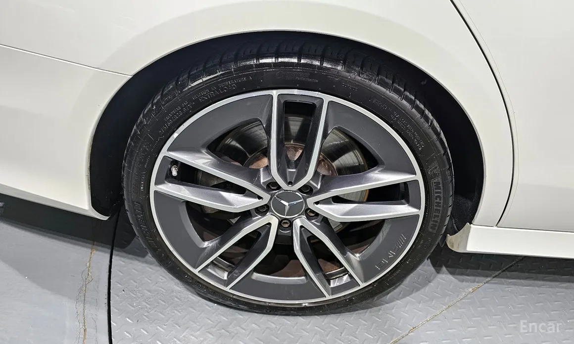 Фото 5 - Mercedes-Benz E-Class