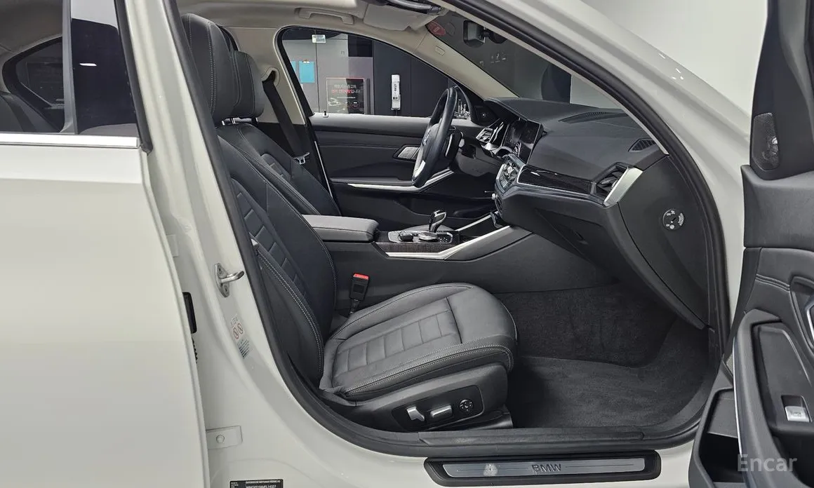 Photo 11 - BMW 3 Series