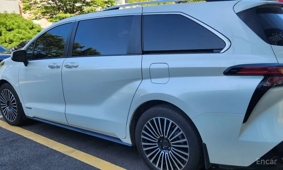 Фото 9 - Toyota Sienna