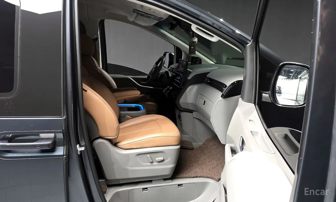 Photo 11 - Hyundai Staria