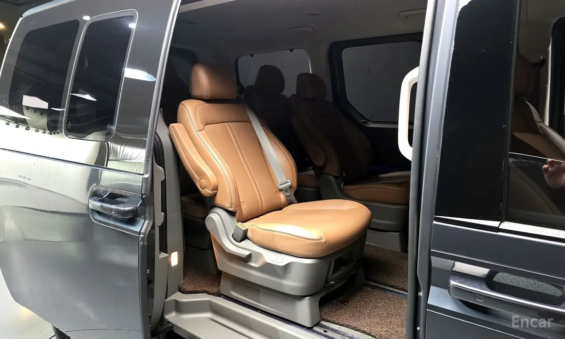 Photo 12 - Hyundai Staria