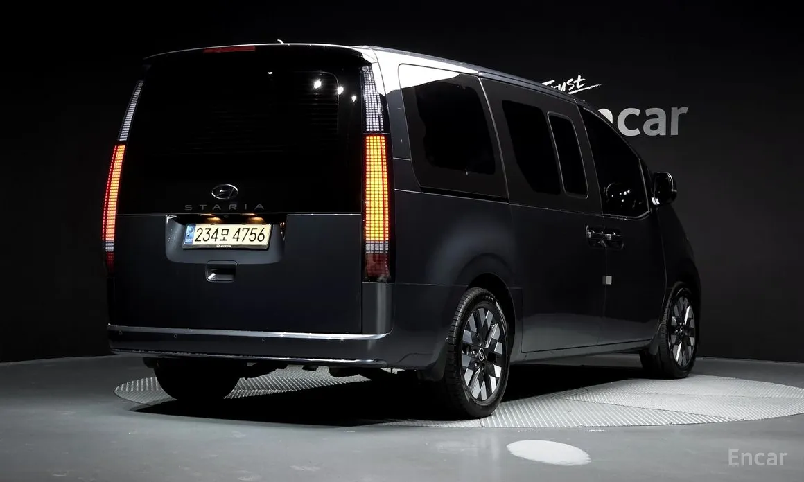 Photo 2 - Hyundai Staria