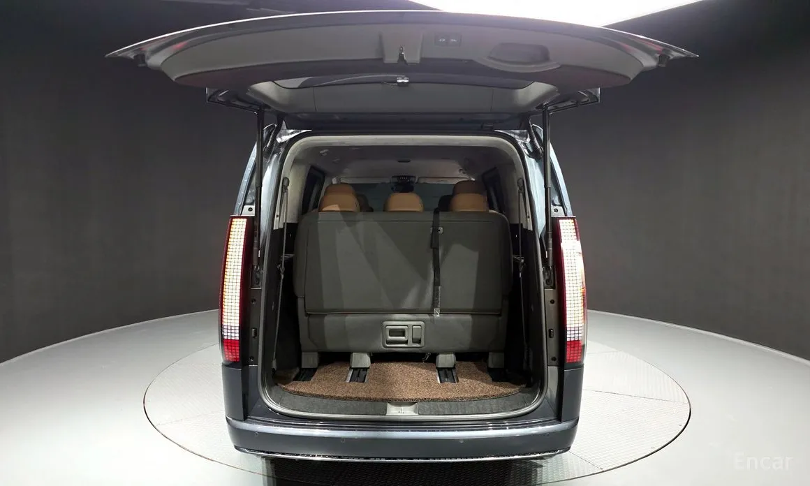 Photo 20 - Hyundai Staria