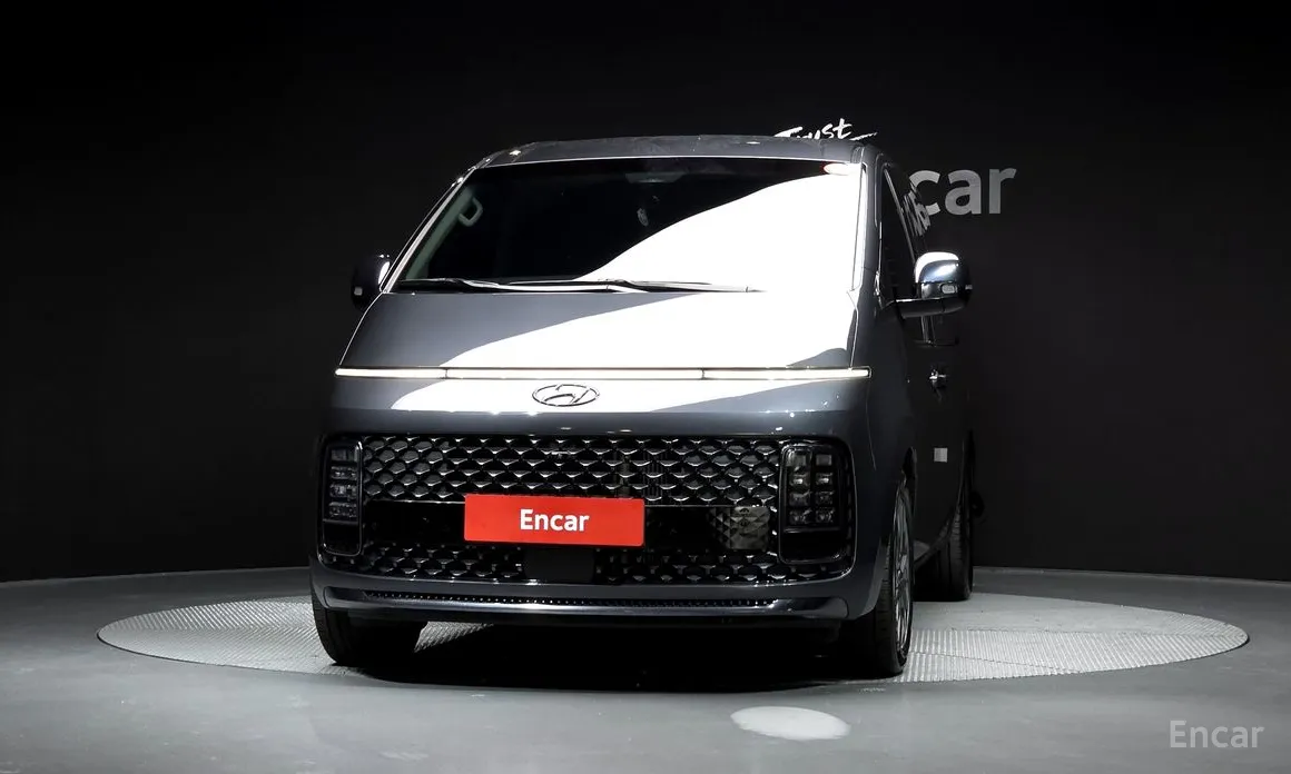 Photo 3 - Hyundai Staria