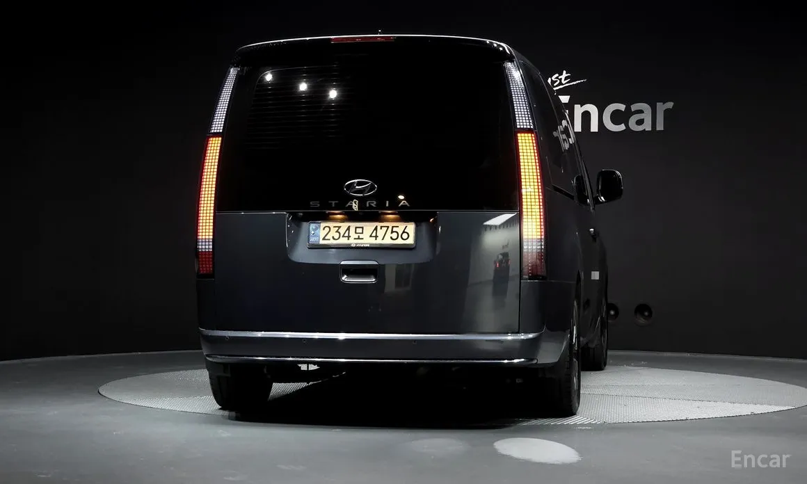 Photo 4 - Hyundai Staria