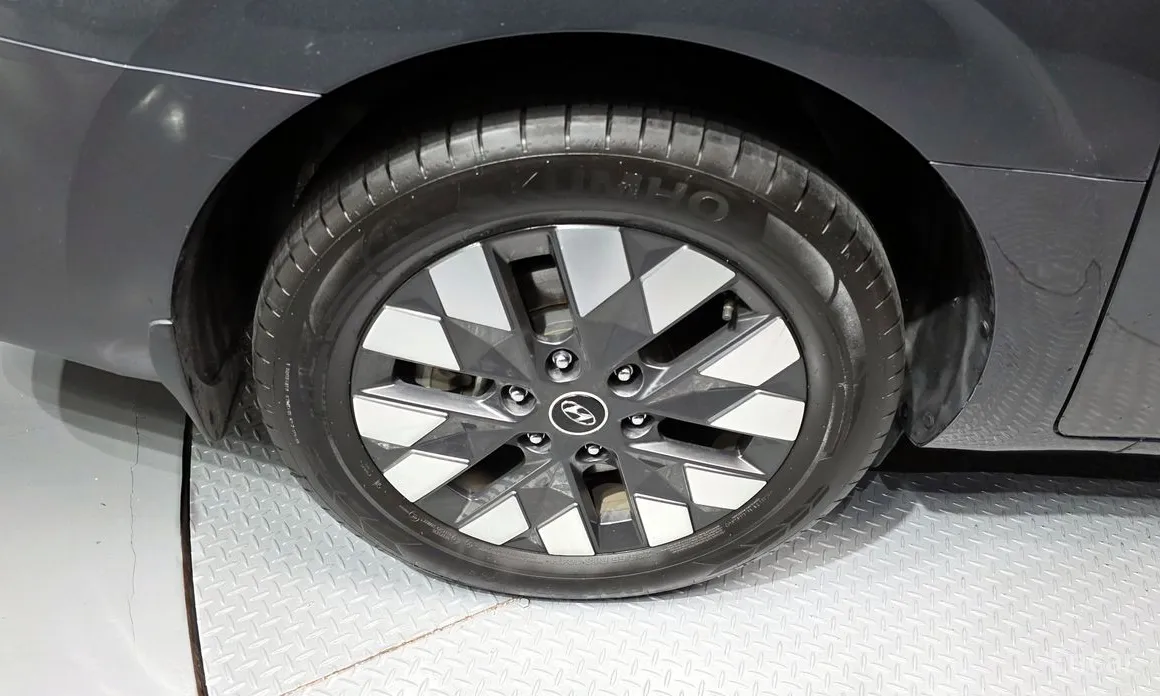 Photo 5 - Hyundai Staria