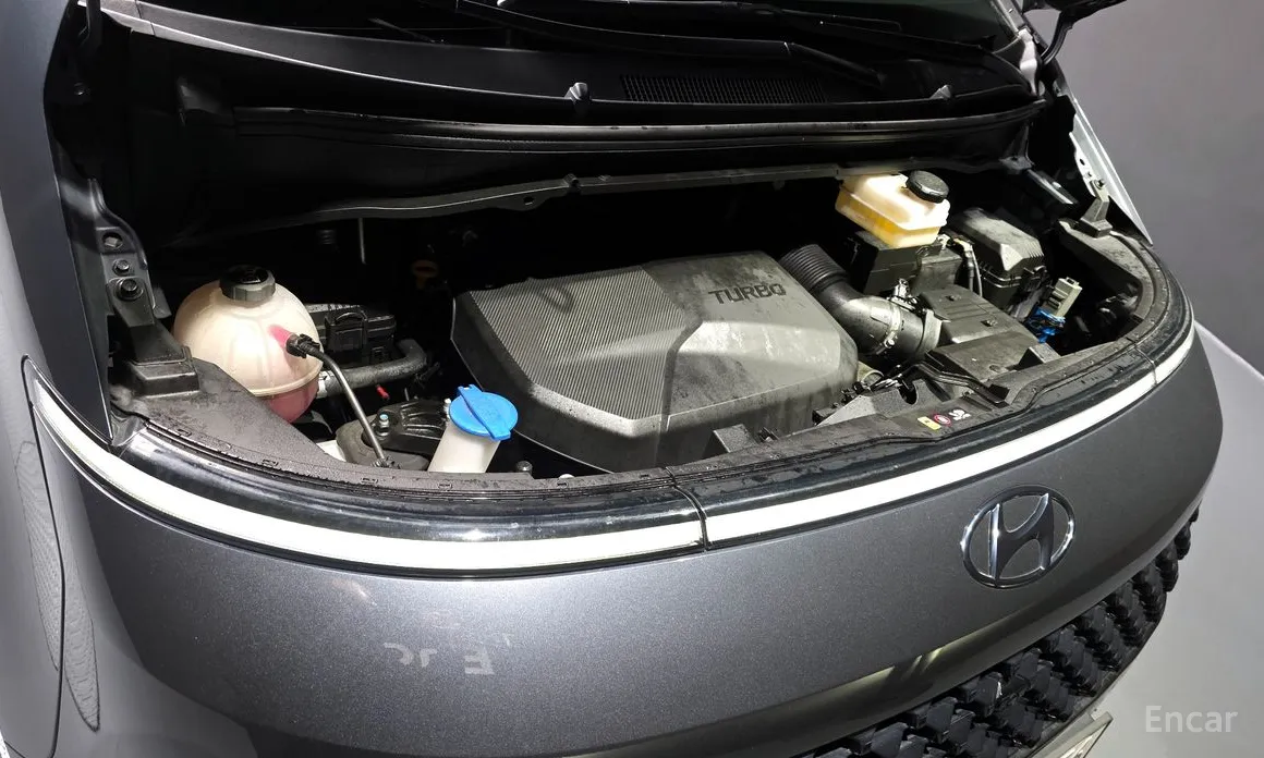 Photo 6 - Hyundai Staria