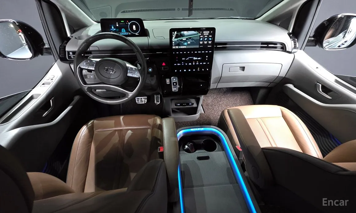 Photo 7 - Hyundai Staria