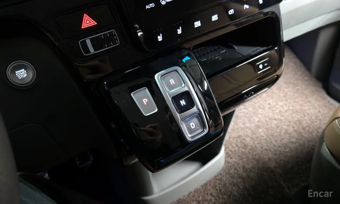 Photo 9 - Hyundai Staria