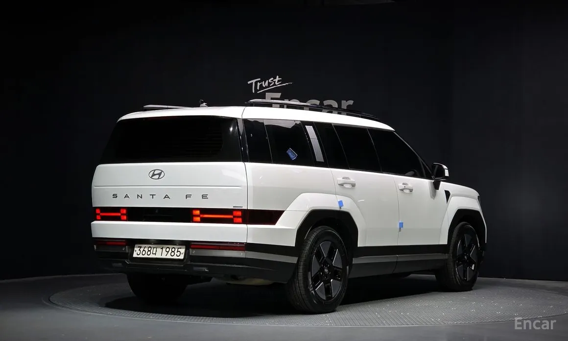 Photo 2 - Hyundai Santa Fe