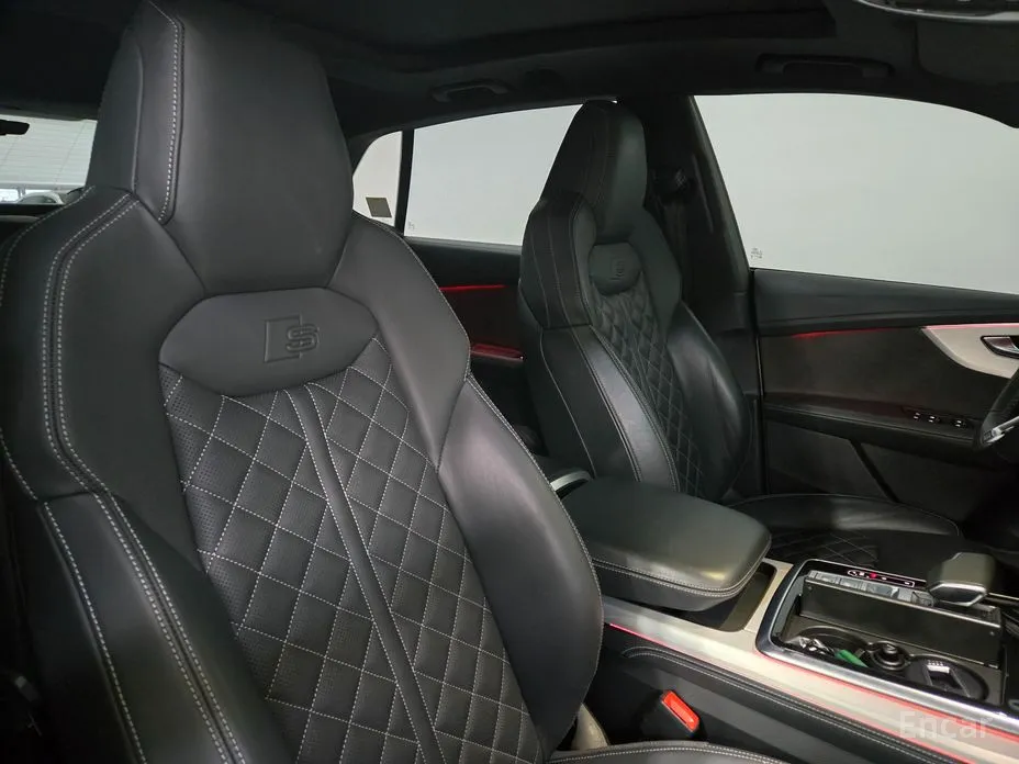 Фото 10 - Audi Q8